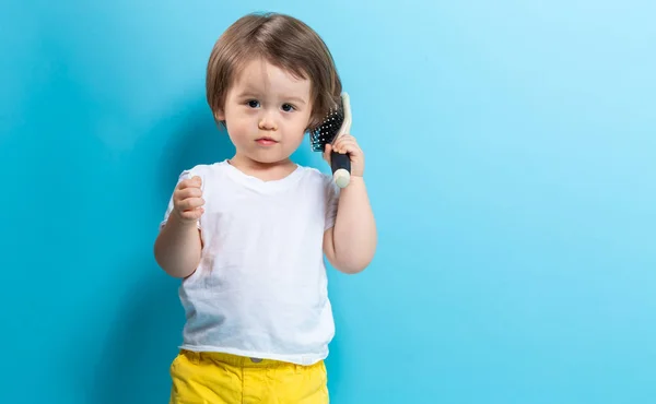 毛のブラシで幼児の少年 — ストック写真