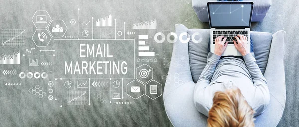 Email marketing con l'uomo utilizzando un computer portatile — Foto Stock