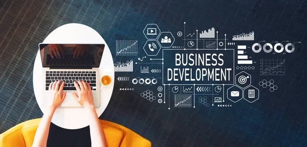 Desenvolvimento de negócios com pessoa usando um laptop — Fotografia de Stock