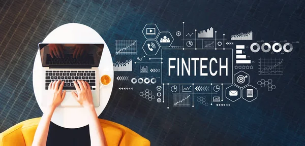 Bir dizüstü bilgisayar kullanan kişi ile fintech
