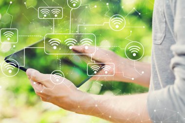 Onun tableti tutan adam konseptiyle WiFi 