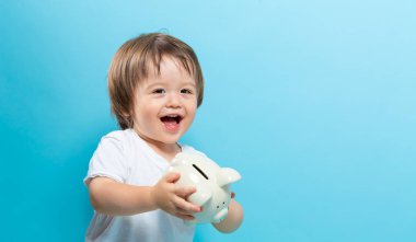 Yürümeye başlayan çocuk ile bir kumbara