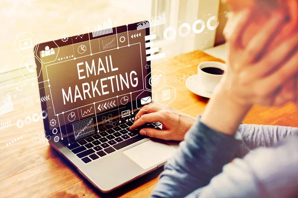E-mail marketing met man met behulp van een laptop — Stockfoto
