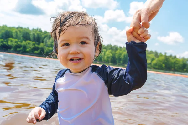 幼児男の子の大きな湖で彼の母親と手をつないで — ストック写真