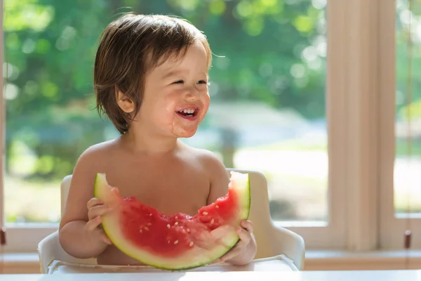 Toddler pojke äter vattenmelon — Stockfoto