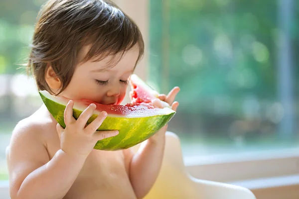 Peuter jongen eten van watermeloen — Stockfoto