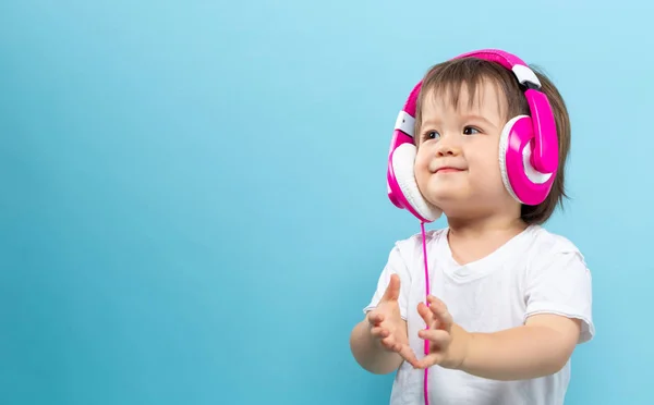 Toddler chłopiec ze słuchawkami — Zdjęcie stockowe
