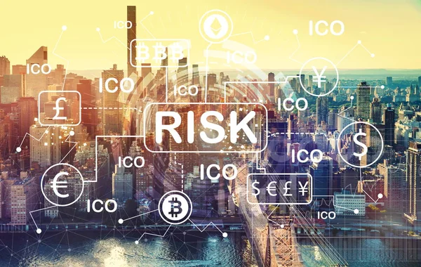 Kryptowährung ico Risiko Thema mit Luftaufnahme von manhattan, ny — Stockfoto