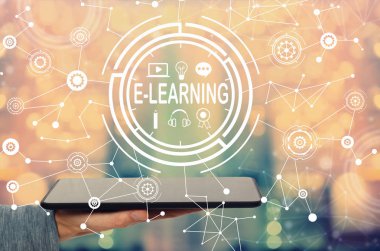 E-öğrenme ile bir tablet tutan adam