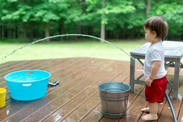Niño pequeño jugando con agua —  Fotos de Stock