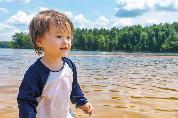 Niño jugando en un lago en un día de verano —  Fotos de Stock