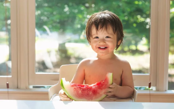 Toddler pojke äter vattenmelon — Stockfoto