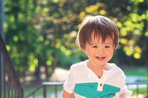 外で遊ぶ幼児の少年 — ストック写真