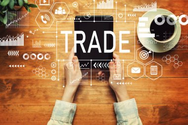 Bir tablet tutan bir kişi ile ticaret