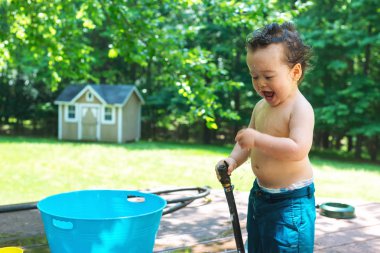 Su ile oynamak genç yürümeye başlayan çocuk