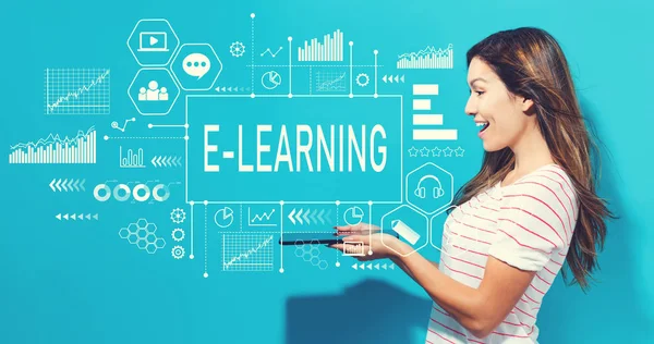 E-Learning met jonge vrouw met behulp van Tablet PC — Stockfoto