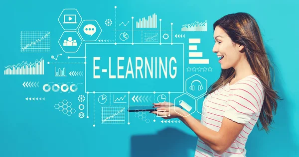 E-Learning fiatal nő segítségével tabletta — Stock Fotó