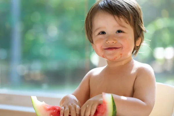 Toddler pojke äter vattenmelon — Stockfoto