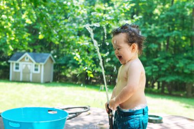 Su ile oynamak genç yürümeye başlayan çocuk