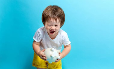 Yürümeye başlayan çocuk ile bir kumbara