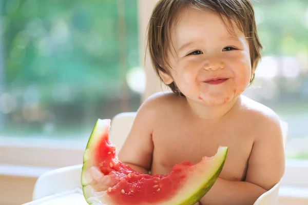 Toddler boy eating watermelon — Stock Photo, Image