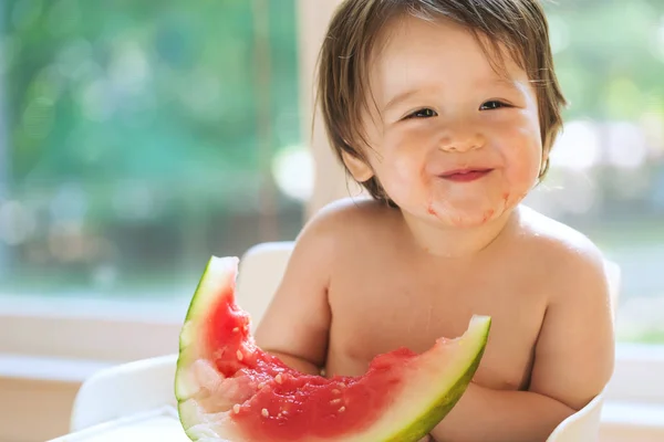 Menino comendo melancia — Fotografia de Stock