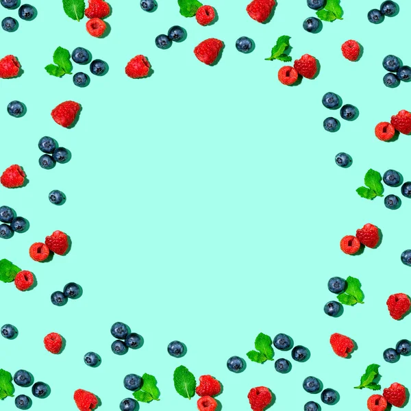 Blueberries and raspberries — Stock Photo, Image