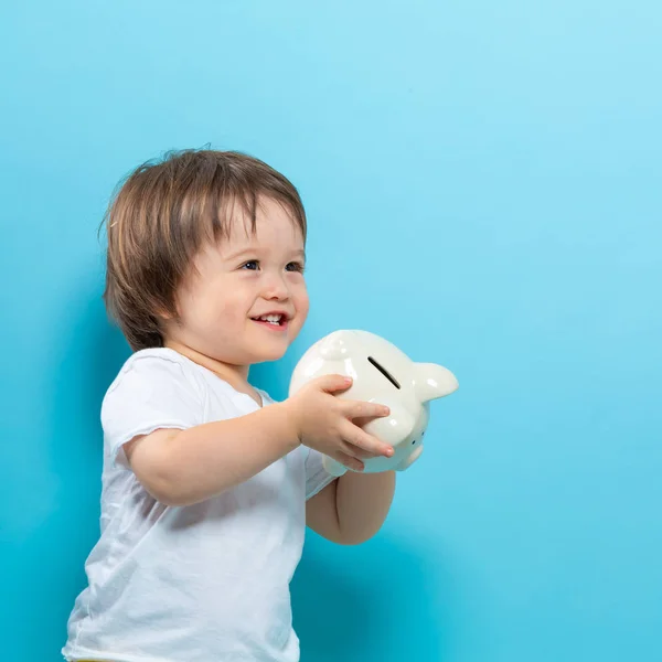 Toddler pojke med en spargris — Stockfoto