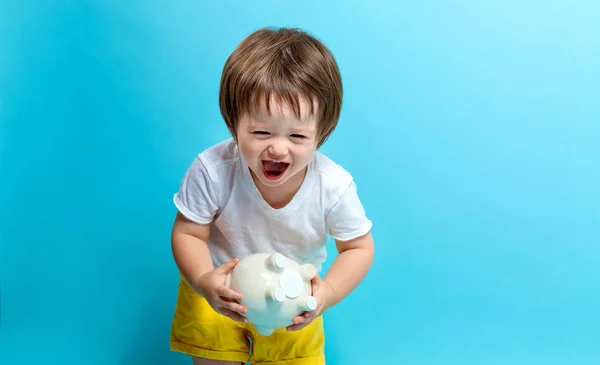 Toddler pojke med en spargris — Stockfoto