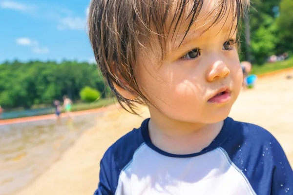 Niño jugando en un lago en un día de verano —  Fotos de Stock