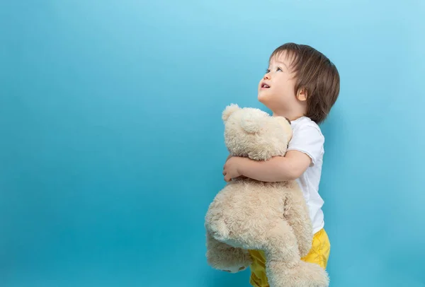 Toddler pojke med en nallebjörn — Stockfoto