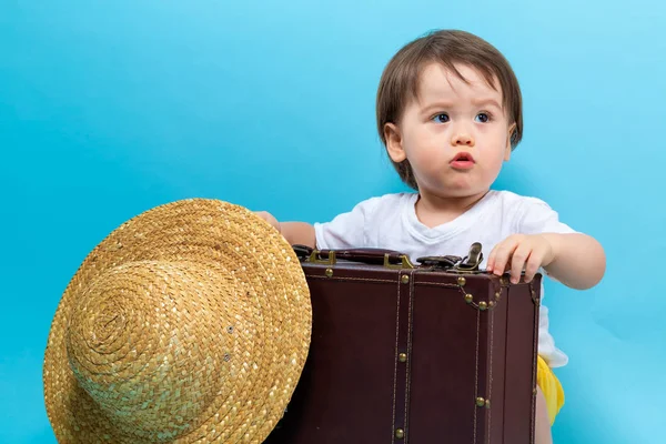 Tema de viagem menino criança com um suitecase e um chapéu — Fotografia de Stock