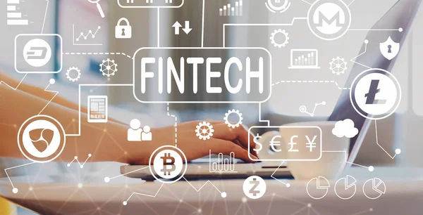 Cryptocurrency fintech tema ile bir dizüstü bilgisayar kullanan kadın — Stok fotoğraf