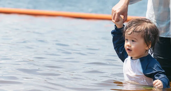 Αγόρι Toddler κρατώντας τα χέρια με τη μητέρα του σε μια μεγάλη λίμνη — Φωτογραφία Αρχείου