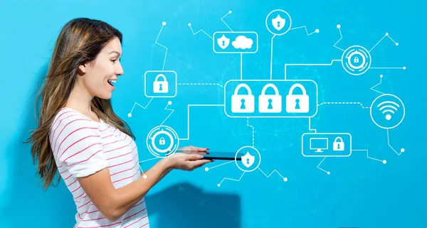 Számítógépes biztonság, a fiatal nő segítségével tabletta — Stock Fotó