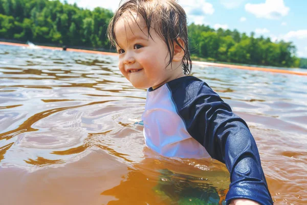 Niño nadando en un día de verano —  Fotos de Stock