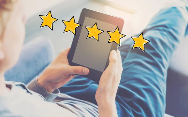 5 Star Rating adamla tablet kullanma — Stok fotoğraf