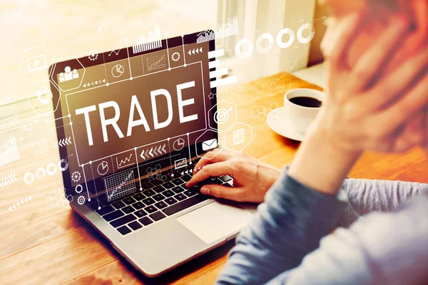Handel mit dem Menschen mittels Laptop — Stockfoto