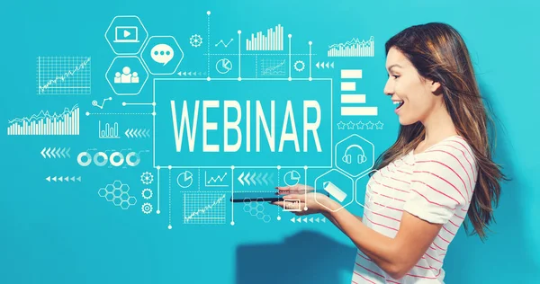 Webinar con una mujer joven usando tableta — Foto de Stock