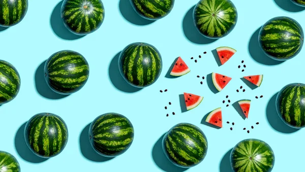 Celé a nakrájené melouny — Stock fotografie