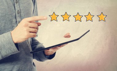 5 Star Rating bir tablet tutan adamla