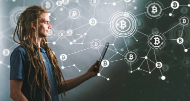 Bitcoin genç adamla tablet kullanma