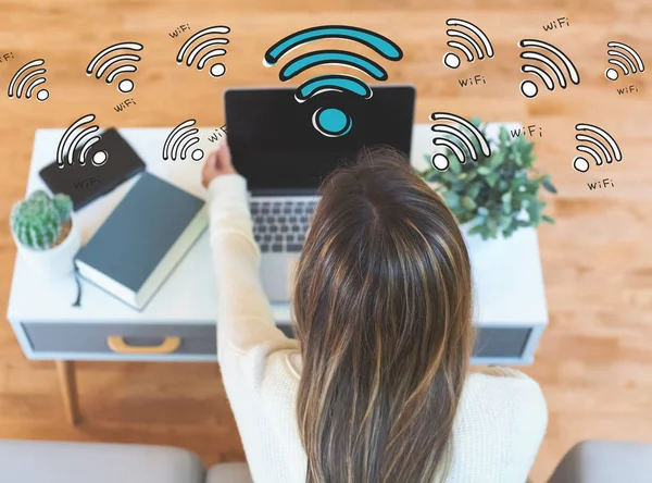 Wi-Fi με γυναίκα που χρησιμοποιούν φορητό υπολογιστή — Φωτογραφία Αρχείου