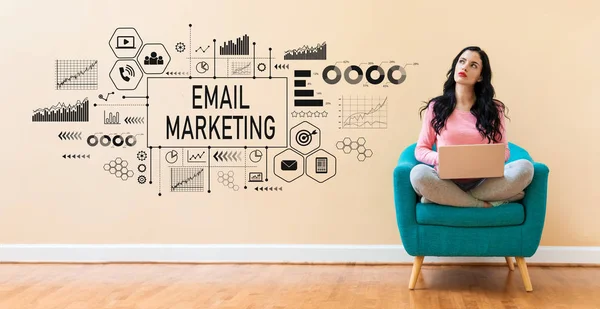 Email marketing con una mujer usando un portátil — Foto de Stock