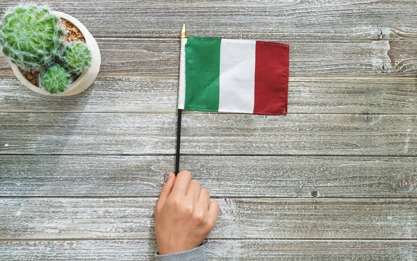 Bandera Itialiana sobre una mesa de madera gris — Foto de Stock