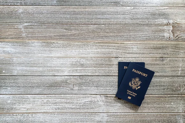 Passaportes Americanos Uma Mesa Madeira Cima — Fotografia de Stock