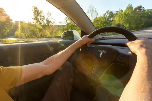 Osoba, která řídí nový Tesla Model 3 — Stock fotografie