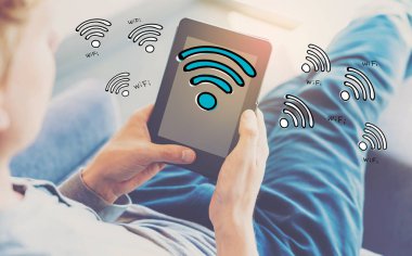 WiFi ile bir tablet kullanan adam 