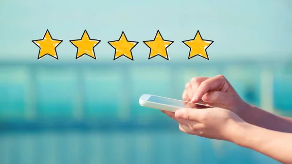 Five Star Rating z posiadania smartphone — Zdjęcie stockowe