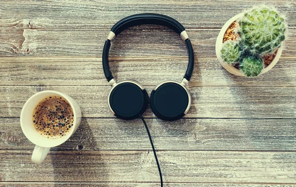 Headphones on a wooden desk — Stock Photo, Image